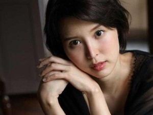 葵司 av，日本著名女演员，以其甜美的外貌和出色的演技而备受观众喜爱