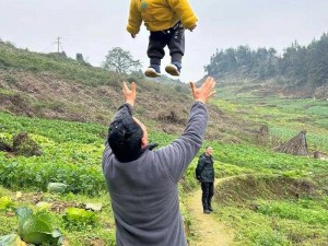 抖音小孩子拍到妈妈原视频：萌娃意外记录妈妈私密时刻